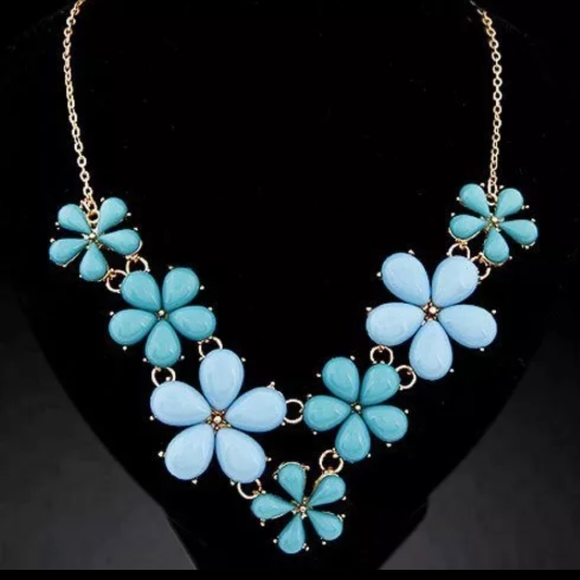 Jewelry - New blue flowers necklace